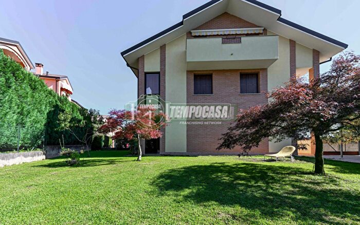 Appartamento trilocale in vendita in Via Silvio Pellico, Bernareggio