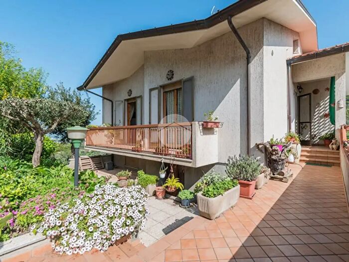 Casa con 8 locali in vendita in Via Riccardo Zandonai, Mombaroccio