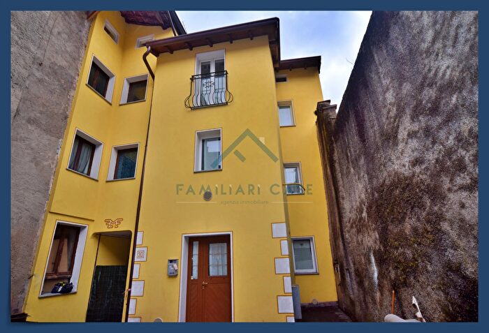 Casa con 6 locali in vendita in Piazza XX Settembre, Cadegliano Viconago