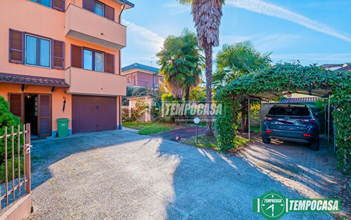 Casa quadrilocale in vendita in Piazza Vittorio Emanuele, Lodi Vecchio