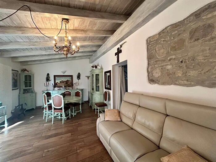 Casa con 8 locali in vendita in Vernasca
