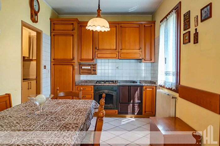 Casa con 6 locali in vendita in Godega Di SantUrbano