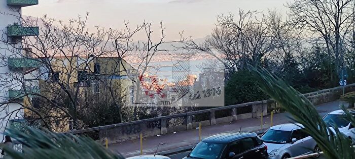 Appartamento con 7 locali in vendita in Via Girolamo Santacroce, Napoli