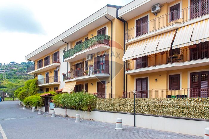 Appartamento con 7 locali in vendita in Via San Nicolo, Aci Catena