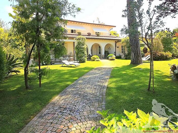 Casa con 12 locali in vendita in Forte Dei Marmi