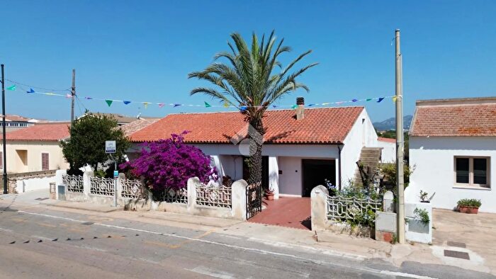 Casa quadrilocale in vendita in Casa Semi Indipendente Viale Porto Istana, Olbia