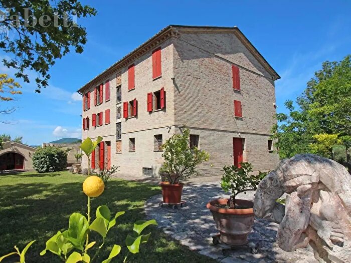 Casa con 10 locali in vendita in Arcevia