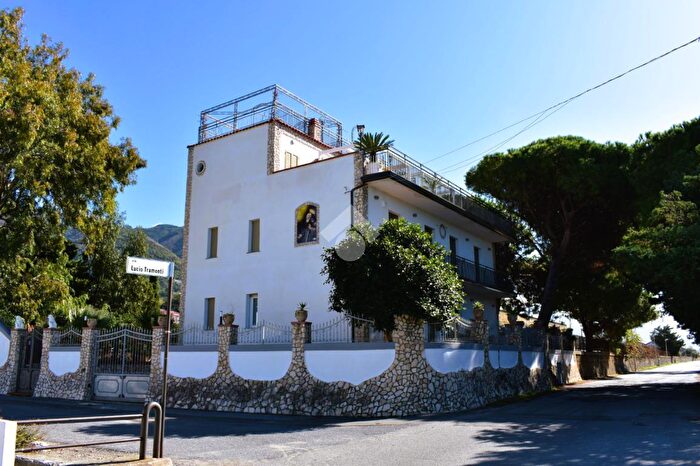 Appartamento trilocale in vendita in Via dei Messeni, Paola