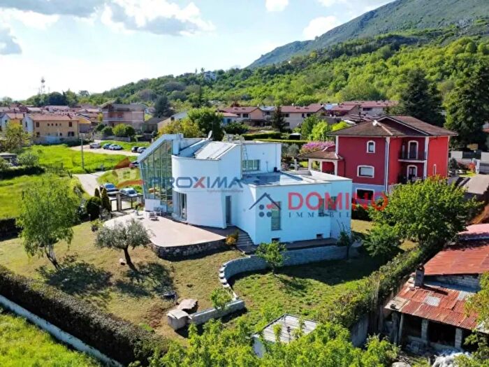 Casa con 5 locali in vendita in Avezzano