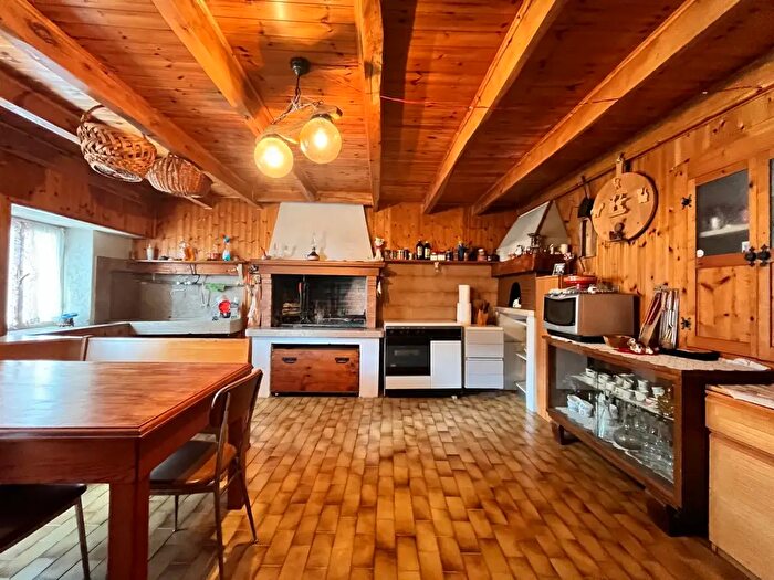 Casa con 10 locali in vendita in Via Petrazzini, Crespadoro