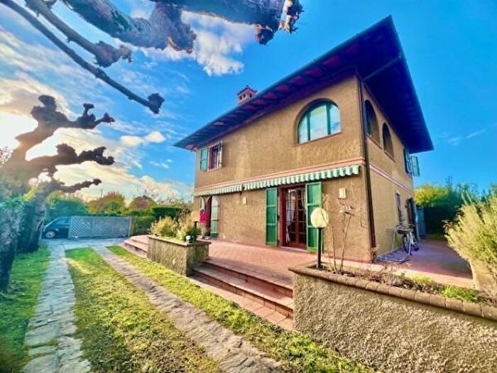 Casa con 6 locali in affitto in Forte Dei Marmi