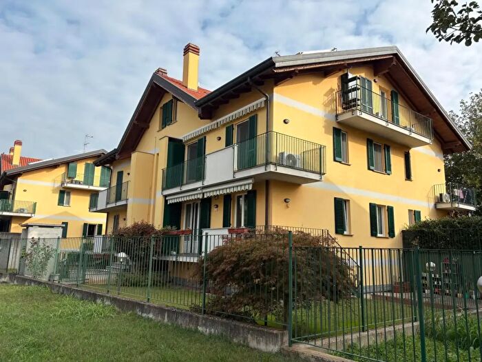 Appartamento quadrilocale in vendita in Via Monte Nero, Magenta