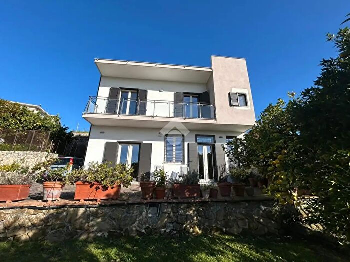 Casa con 5 locali in vendita in Via Casale, Salerno