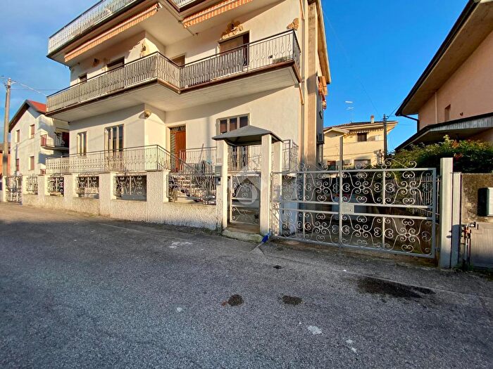 Appartamento con 5 locali in vendita in Via G Zanella, San Giovanni Lupatoto