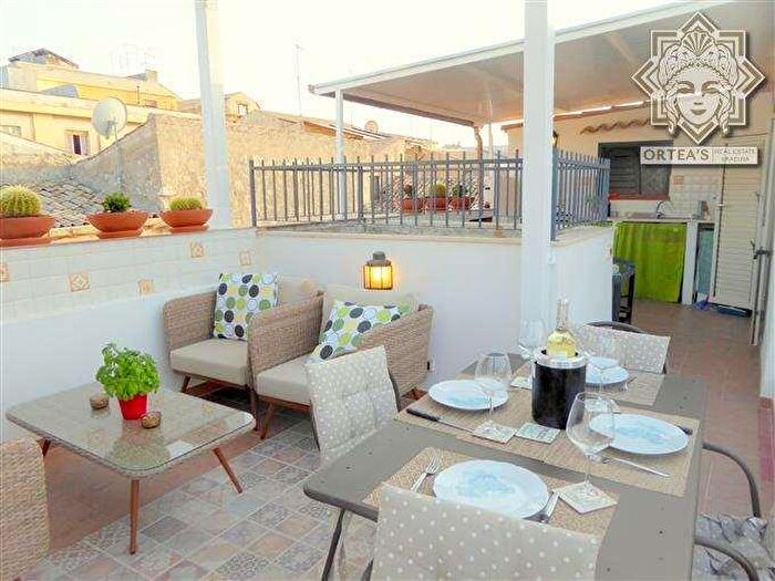 Appartamento con 5 locali in affitto in Via Logoteta, Siracusa