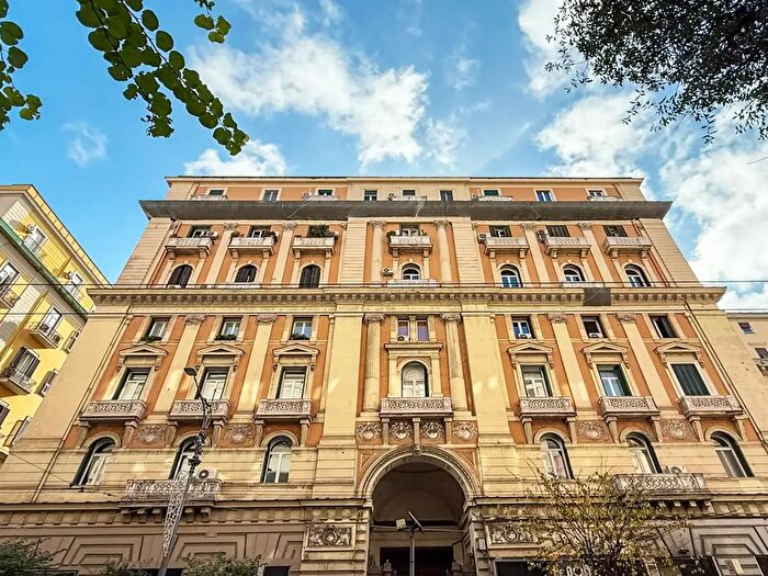 Appartamento quadrilocale in vendita in Piazza Bovio, Napoli
