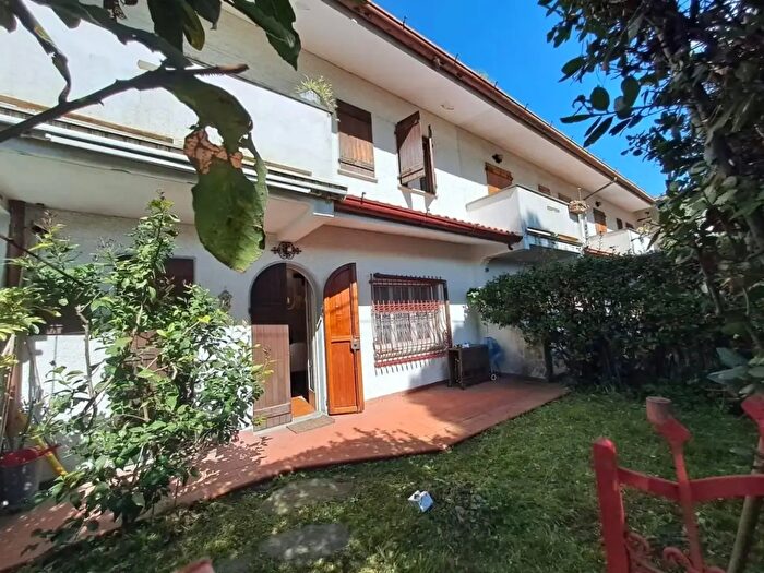 Casa quadrilocale in vendita in Massa