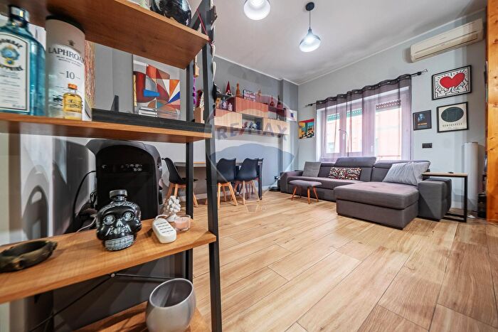 Appartamento trilocale in vendita in Via degli Abeti, Roma