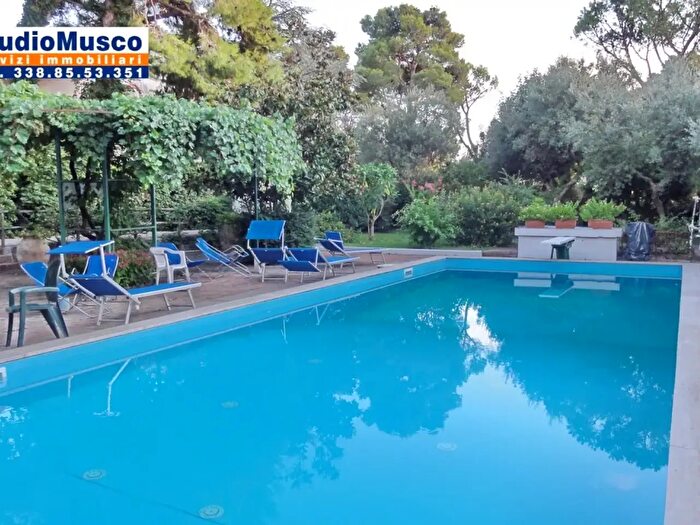 Casa quadrilocale in vendita in Via Damecuta, Anacapri