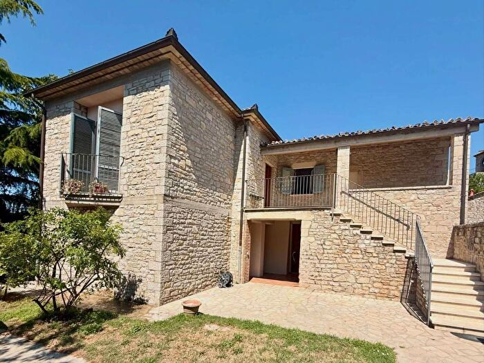Casa con 6 locali in affitto in Via del Voltone, Acqualoreto, Baschi