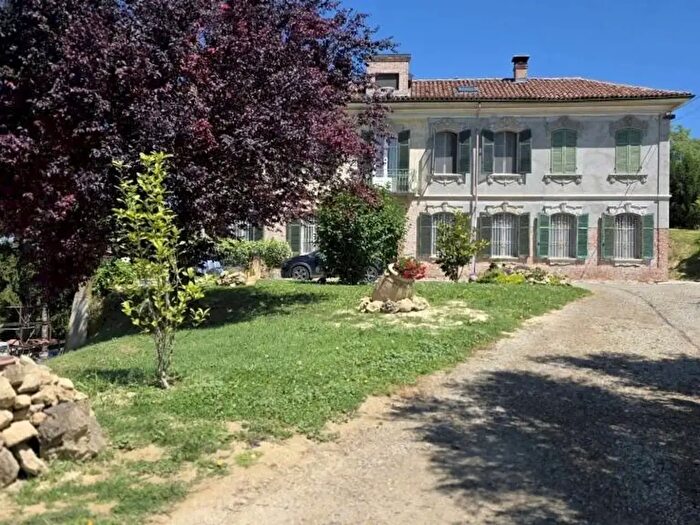 Casa con 12 locali in vendita in Via Benedetto Cairoli, Montegrosso D'Asti