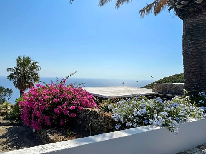 Appartamento con 11 locali in vendita in Via Khania, Pantelleria