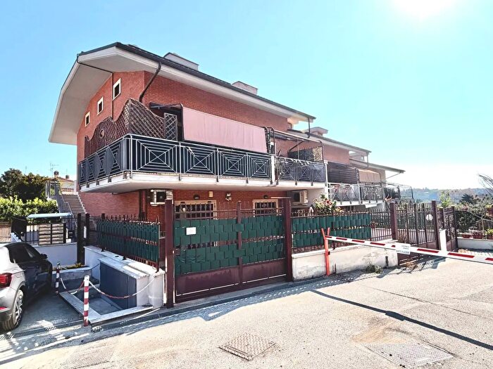 Appartamento trilocale in vendita in Via Emilio Praga, Mentana