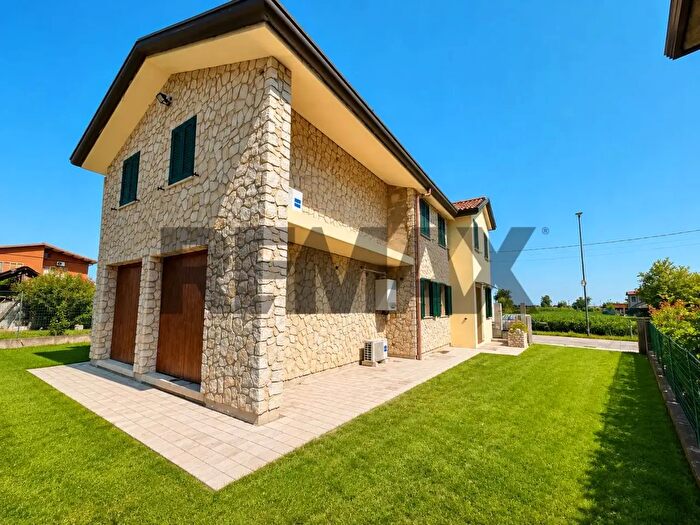 Casa con 10 locali in vendita in Due Carrare