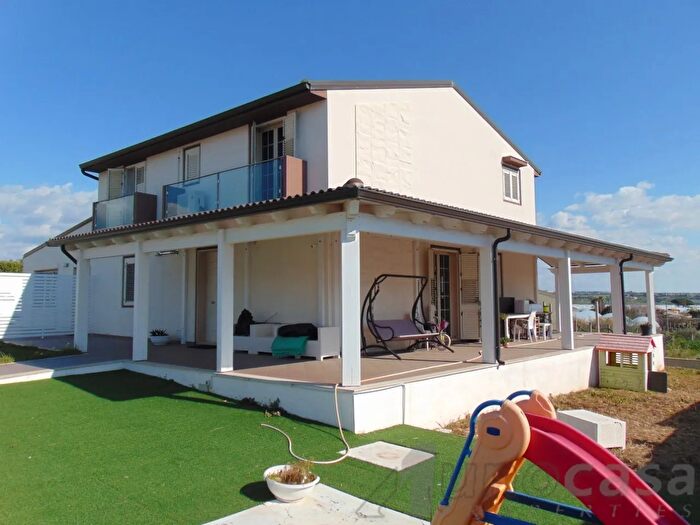 Casa con 10 locali in vendita in Ragusa