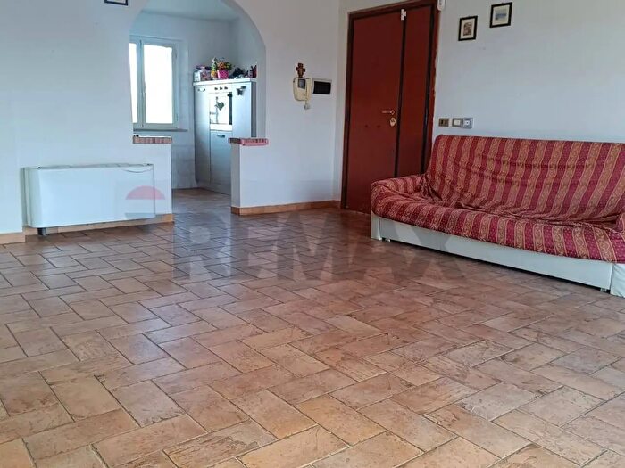 Casa con 10 locali in vendita in Aprilia