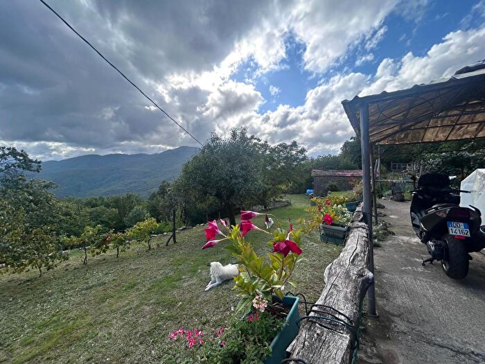 Casa con 8 locali in vendita in Pontremoli