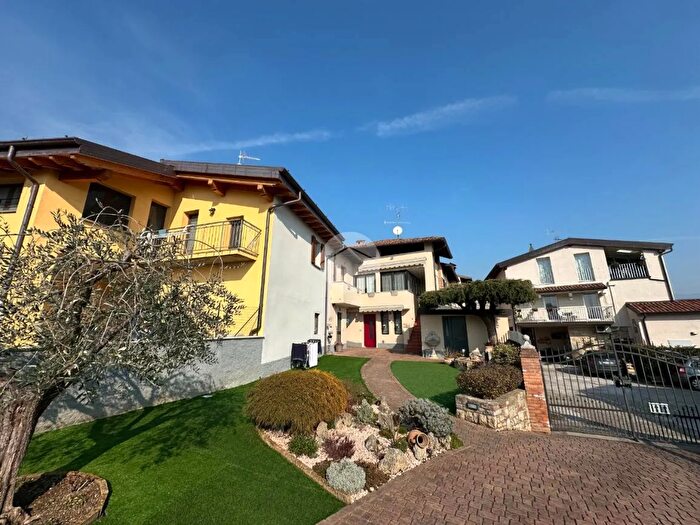 Casa con 6 locali in vendita in Via Castello, Corte Franca