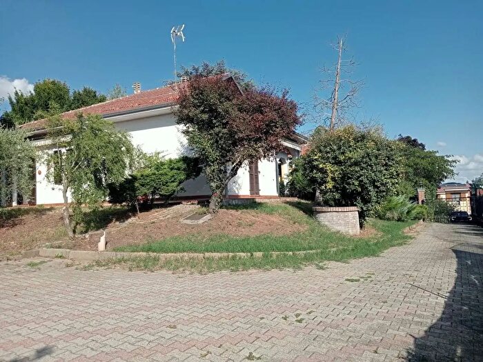 Casa con 12 locali in vendita in Alessandria