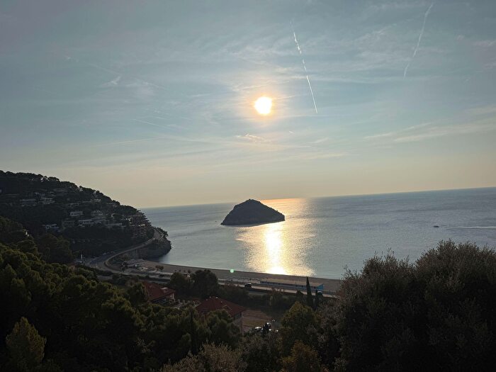 Appartamento trilocale in vendita in Via del Timo, Bergeggi