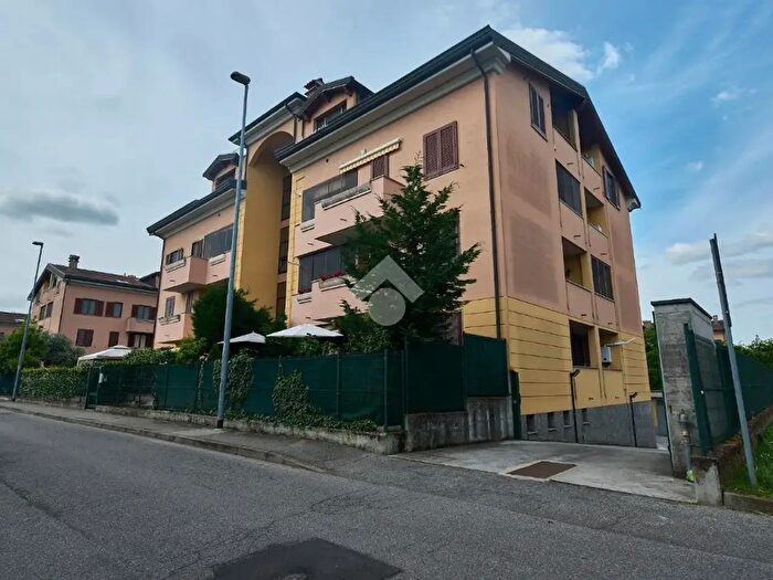 Appartamento quadrilocale in vendita in Via E Castellotti, Sordio