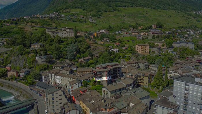 Appartamento con 7 locali in vendita in Piazzetta Gualzetti, Sondrio