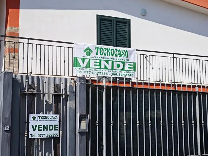 Appartamento trilocale in vendita in Via Monte di Scauri, Minturno