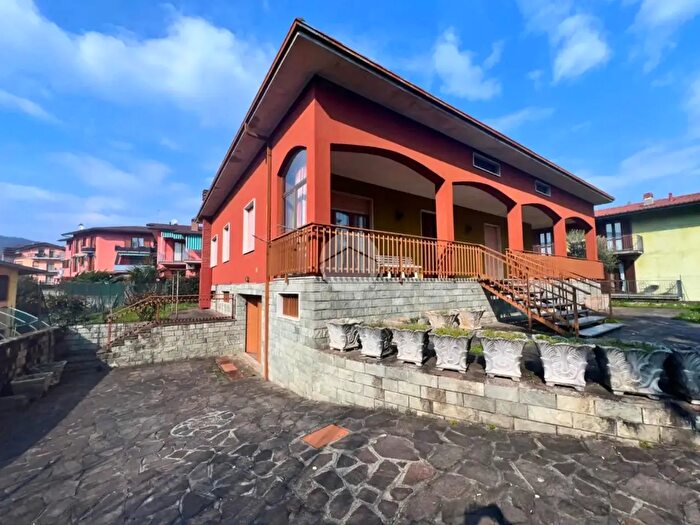 Casa quadrilocale in vendita in Via Fratelli Calvi, Credaro