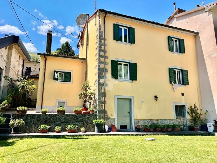 Casa trilocale in vendita in Via del Castello, Villa Basilica