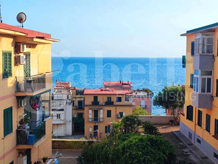 Appartamento quadrilocale in affitto in Via Severino Boezio, Bagnoli, Napoli