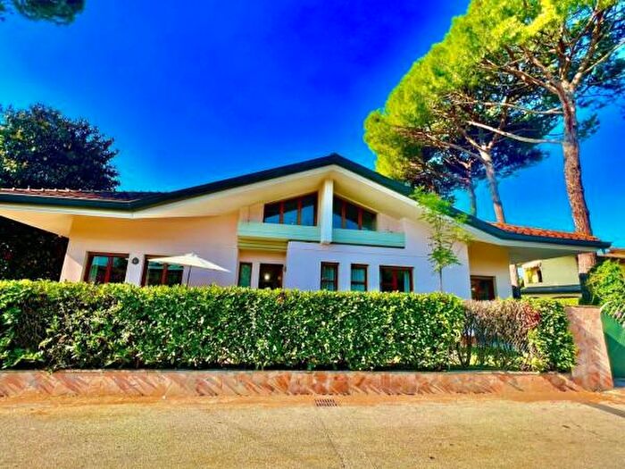 Casa con 6 locali in affitto in Forte Dei Marmi
