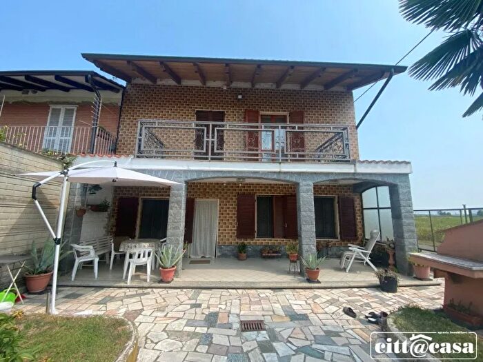 Casa con 6 locali in vendita in Crescentino