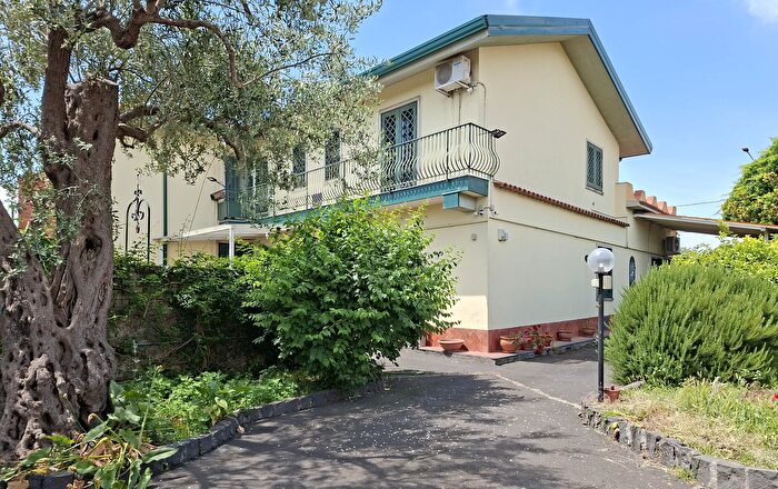 Casa con 6 locali in vendita in Via Roma, SantAgata Li Battiati