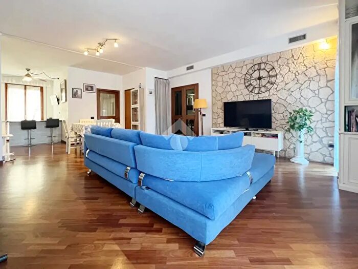 Appartamento con 5 locali in vendita in Via Francesco Ferrucci, Prato