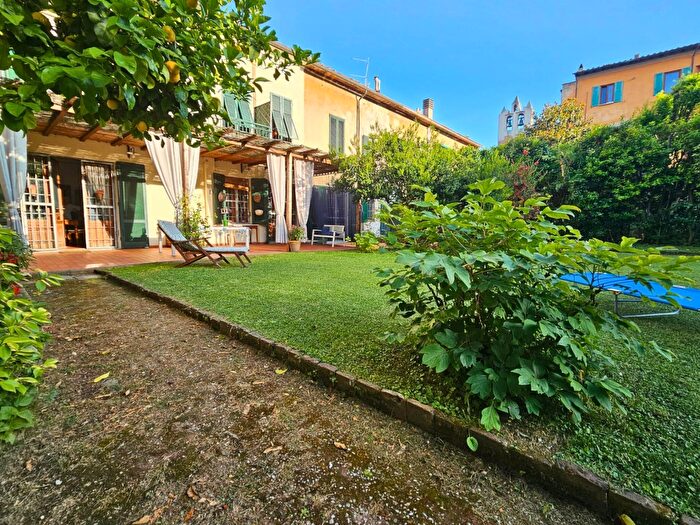 Casa con 9 locali in vendita in Via Kinzica dei Sismondi, Pisa