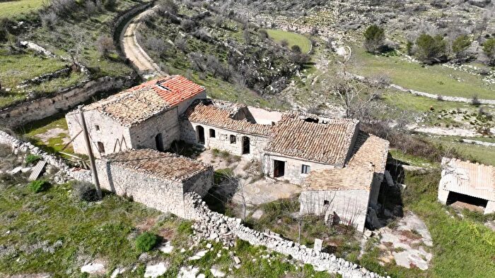 Casa con 12 locali in vendita in Provinciale, Ragusa
