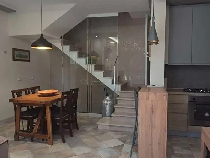 Casa con 5 locali in affitto in Massa