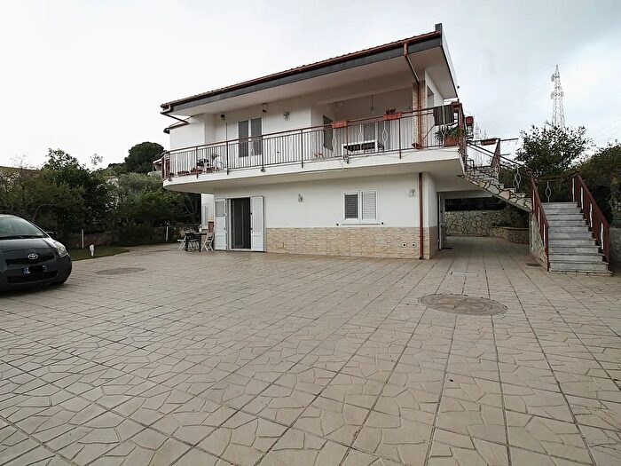 Casa con 12 locali in vendita in Viale delle Mimose, Santa Flavia