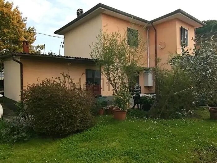 Casa con 5 locali in vendita in Massa