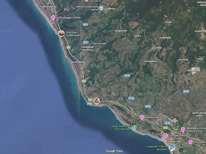Appartamento con 10 locali in vendita in Strada Statale Tirrena Inferiore, Gizzeria